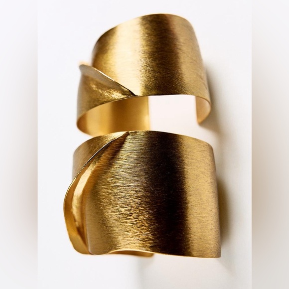NWT. Zara Golden Pack of Two Rigid Textured Metal Bangles. - Picture 6 of 7